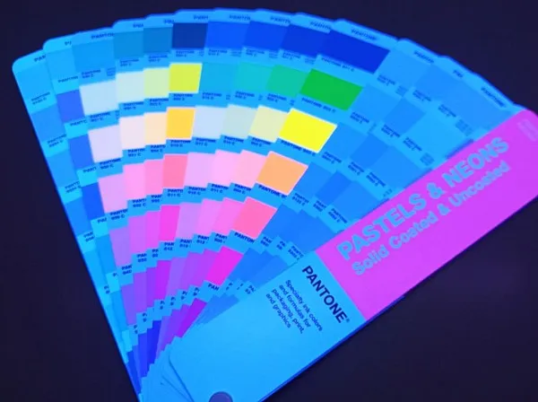 PANTONE Pastels & Neons Farbfächer 2022